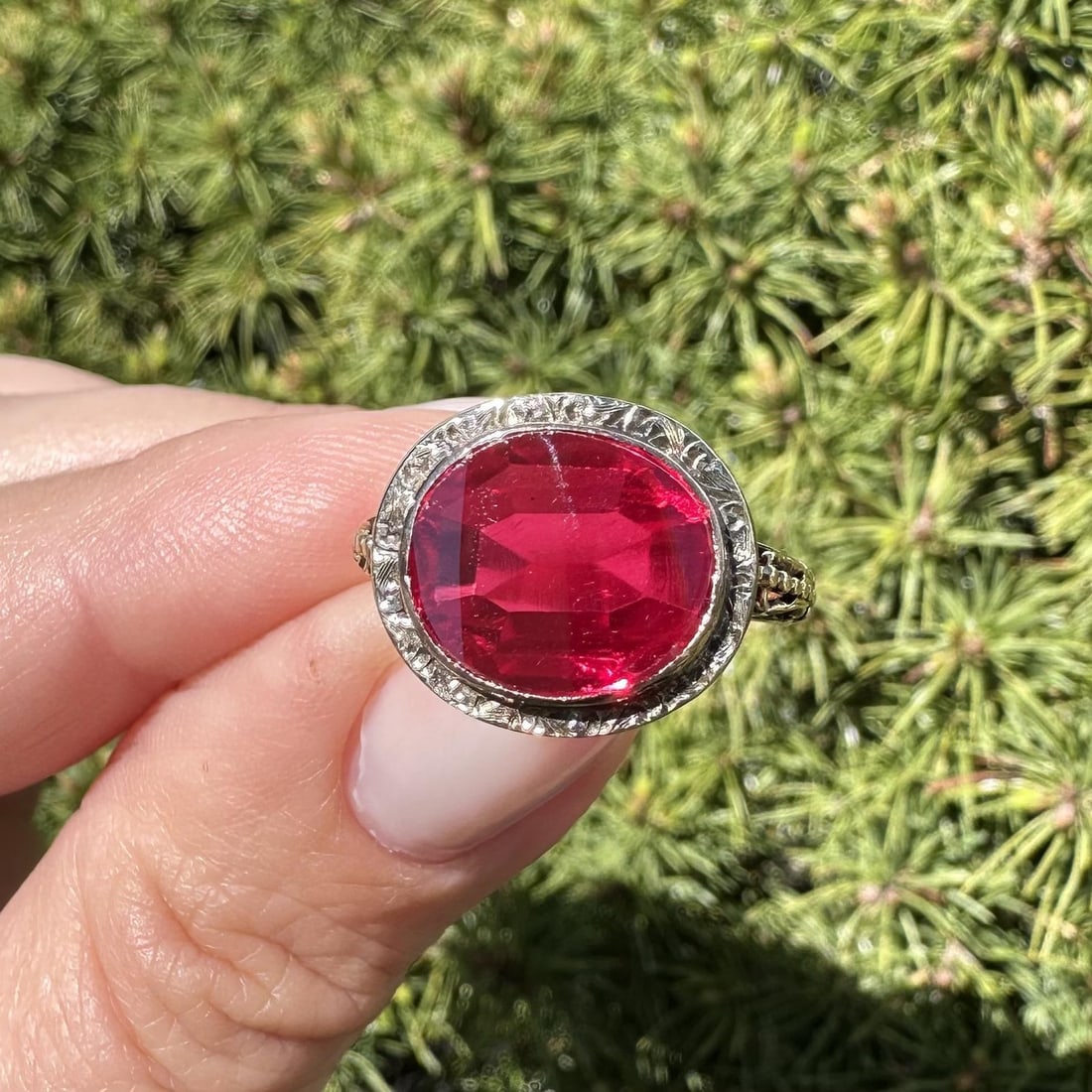 Art Deco 14k Yellow Gold Ruby Filigree Engraved Buff Top Ring Size 7: Art Deco 14k Yellow Gold Ruby Filigree Engraved Buff Top Ring Size 7 This antique Art Deco ring features a buff top synthetic ruby bezel set in solid 13-14k yellow gold with a white gold top. The piec