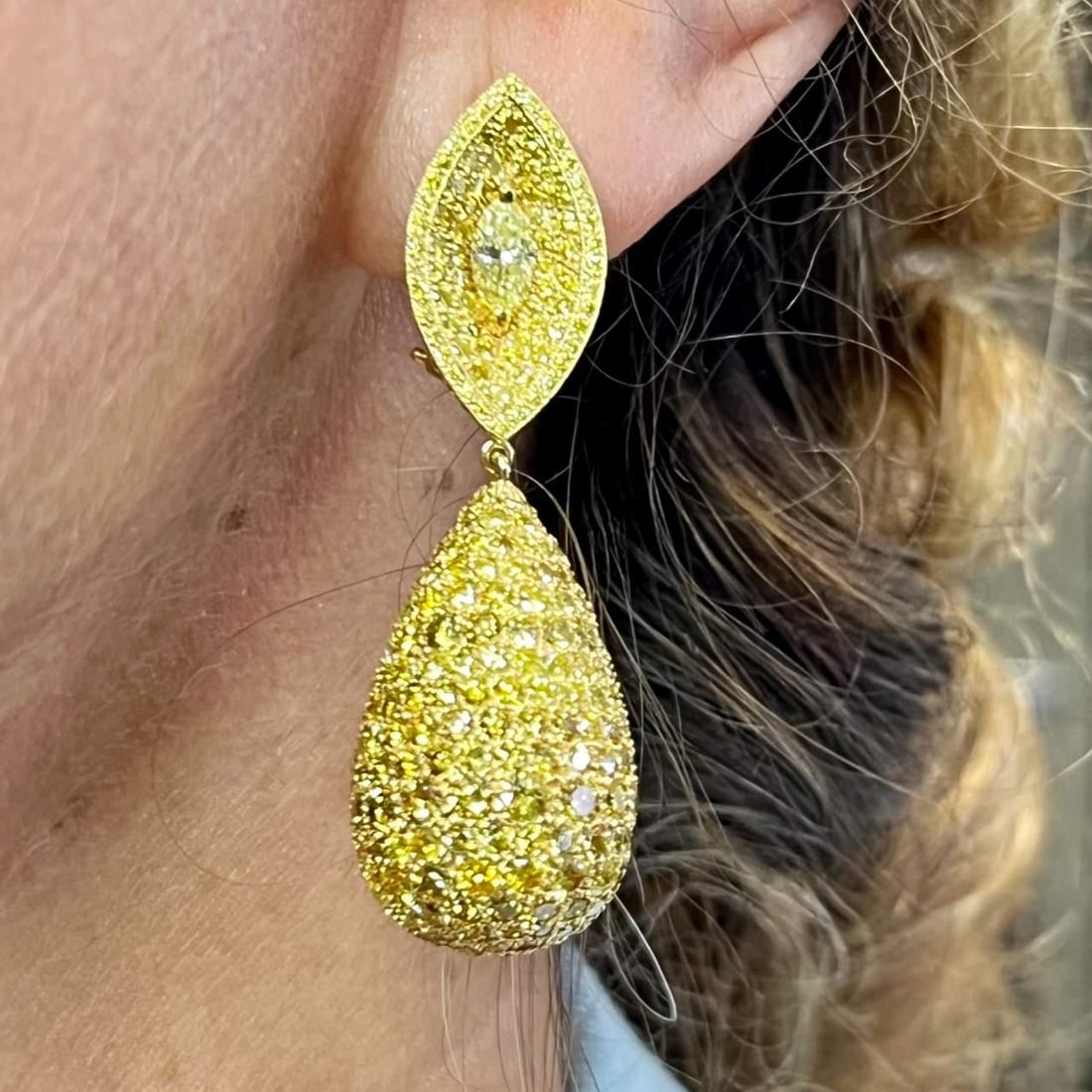 Stunning 18K Yellow Gold Fancy Vivid Yellow Diamond Earrings 26.00 Ct 2.25 inches: Stunning 18K Yellow Gold Fancy Vivid Yellow Diamond Earrings 26.00 Ct 2.25 inches Elevate your style with these stunning 18K Yellow Gold Fancy Yellow Diamond Earrings. Crafted from luxurious 18K yello