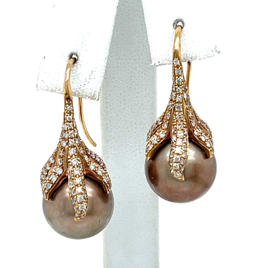 18K Rose Gold South Sea Pearl Diamond Earrings 2.00 Ct: 18K Rose Gold South Sea Pearl Diamond Earrings 2.00 Ct Elevate your elegance with these stunning 18K Rose Gold South Sea Pearl & Diamond Earrings. Each earring features a luxurious South Sea pearl, me