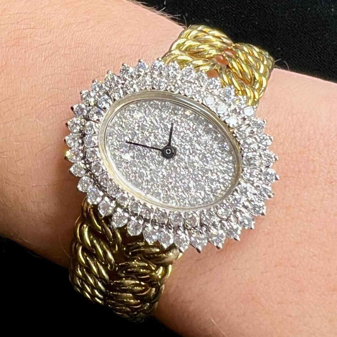 Elegant 18K Yellow Gold Diamond Watch 4.00 Ct Quartz Movement: Elegant 18K Yellow Gold Diamond Watch 4.00 Ct Quartz Movement This exquisite 18K Yellow Gold Diamond Watch combines luxury with elegance. Weighing 64.0 grams, it features approximately 4.00 Ct. of dia