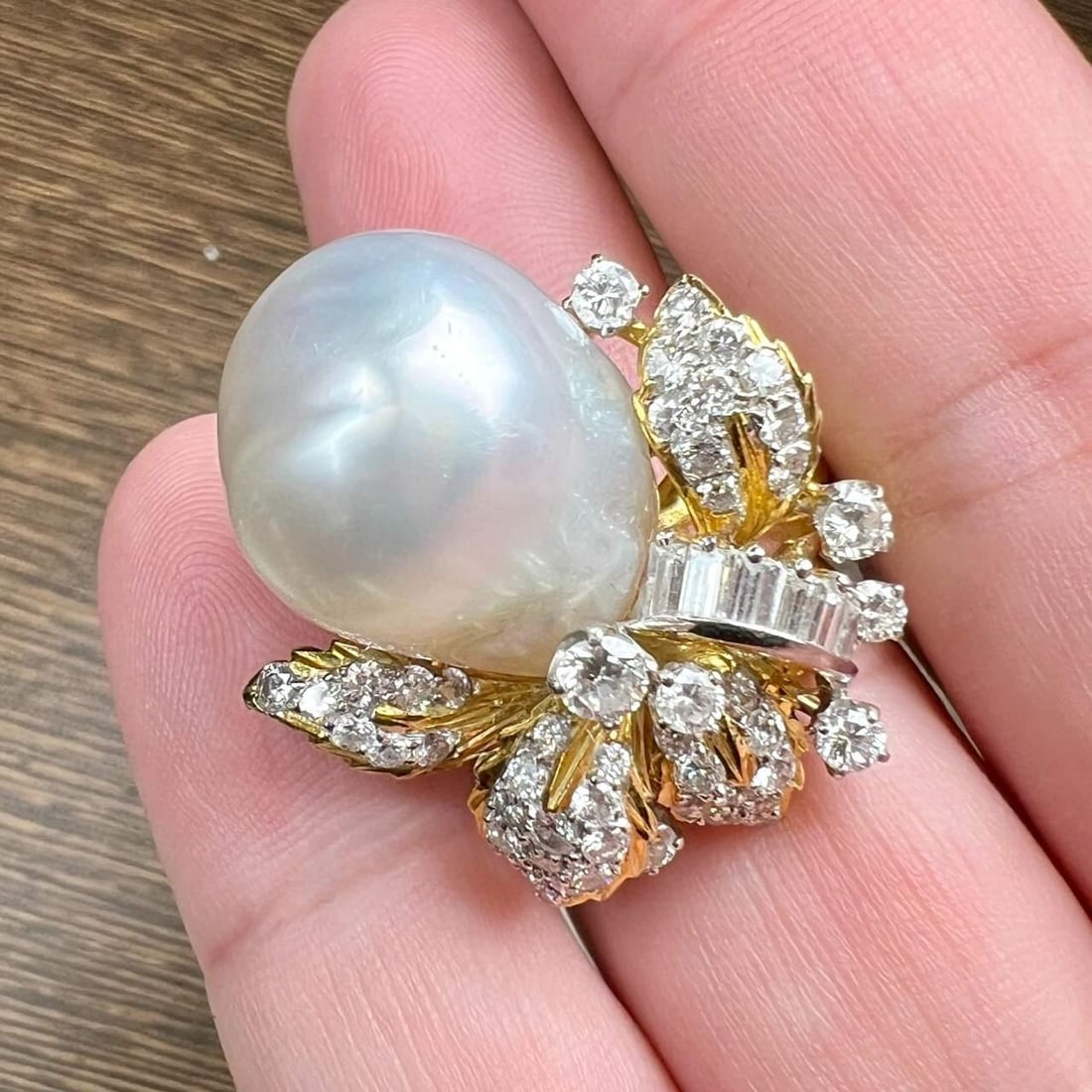 18K Yellow Gold South Sea Pearl Diamond Ring 2.40 Ct: 18K Yellow Gold South Sea Pearl Diamond Ring 2.40 Ct This exquisite ring features a stunning South Sea pearl set in luxurious 18K yellow gold. The ring showcases an approximately 18mm South Sea pearl,