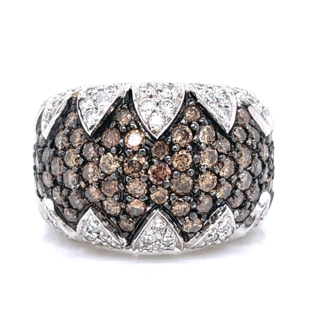 Elegant 18K White Gold Ring with Champagne Diamonds 1.10 Ct: Elegant 18K White Gold Ring with Champagne Diamonds 1.10 Ct This stunning 18K White Gold Champagne Diamond Ring features a total of 74 sparkling diamonds, approximately 1.10 Ct, with a color grade of 