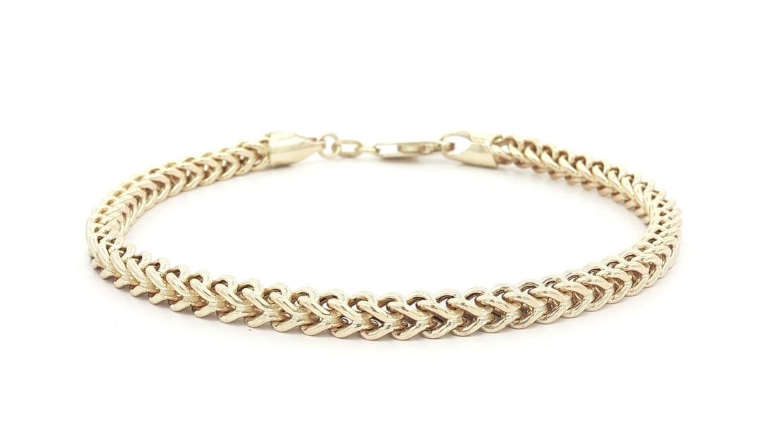 10k Yellow Gold Franco Link Chain Bracelet 7.5 Inch Unisex: 10k Yellow Gold Franco Link Chain Bracelet 7.5 Inch Unisex This unisex bracelet features a solid 10k yellow gold Franco link design, showcasing a sleek and stylish appearance. Measuring 7.5 inches in 