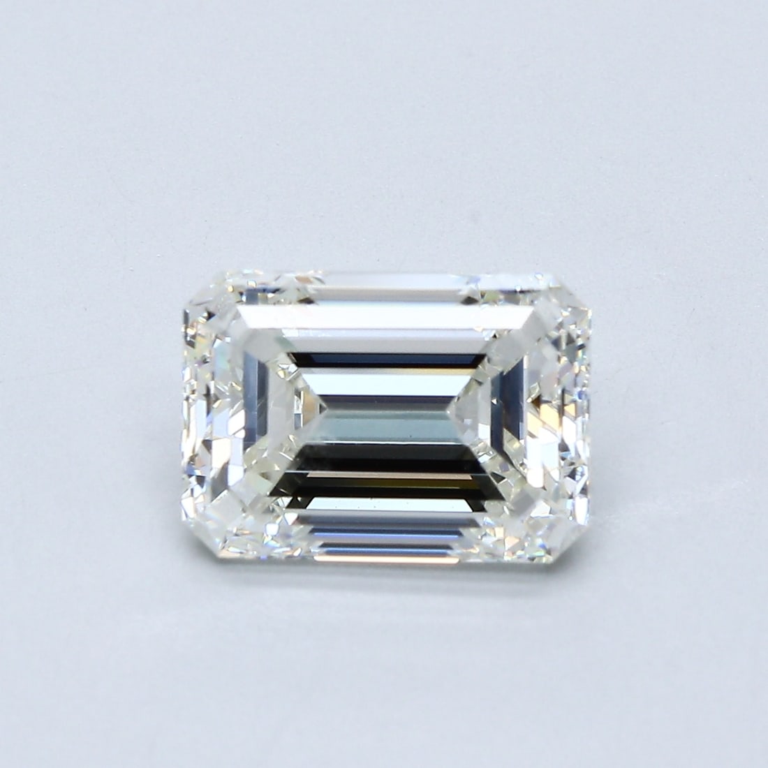 Loose Diamond - EMERALD 3.02ct I VS1: Loose Diamond - EMERALD 3.02ct I VS1 Source: Natural Mined Diamond Shape: EMERALD Carats: 3.02 Color: I Clarity: VS1 Certification: GIA Condition: Pre-Owned PLEASE NOTE: Framed, Large, or heavy items 