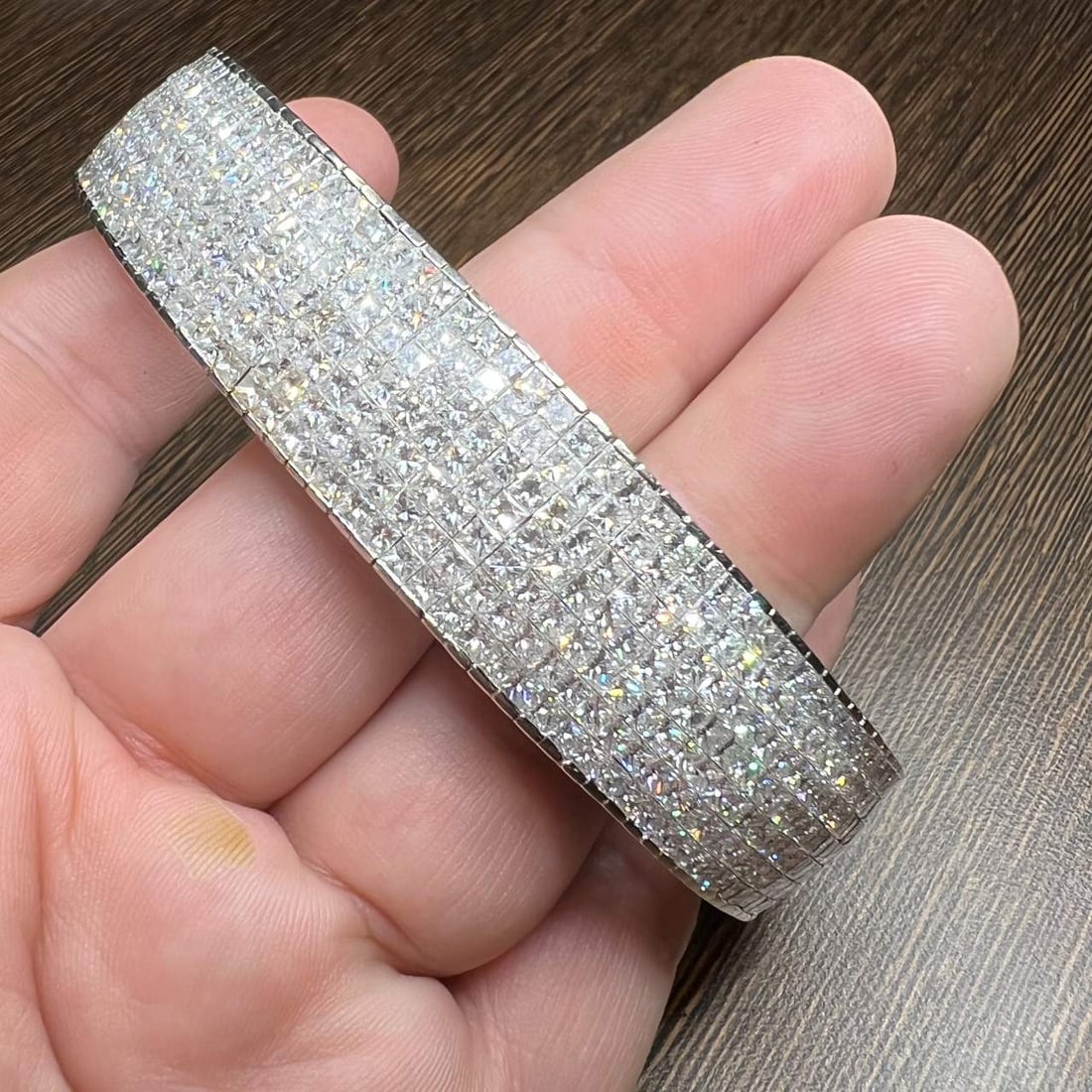 18K White Gold Diamond Bracelet 65 Ct 770 Princess-Cut G-H VS1-VS2: 18K White Gold Diamond Bracelet 65 Ct 770 Princess-Cut G-H VS1-VS2 This stunning bracelet features 18K white gold and is set with an impressive total of 770 princess-cut diamonds, weighing approximate