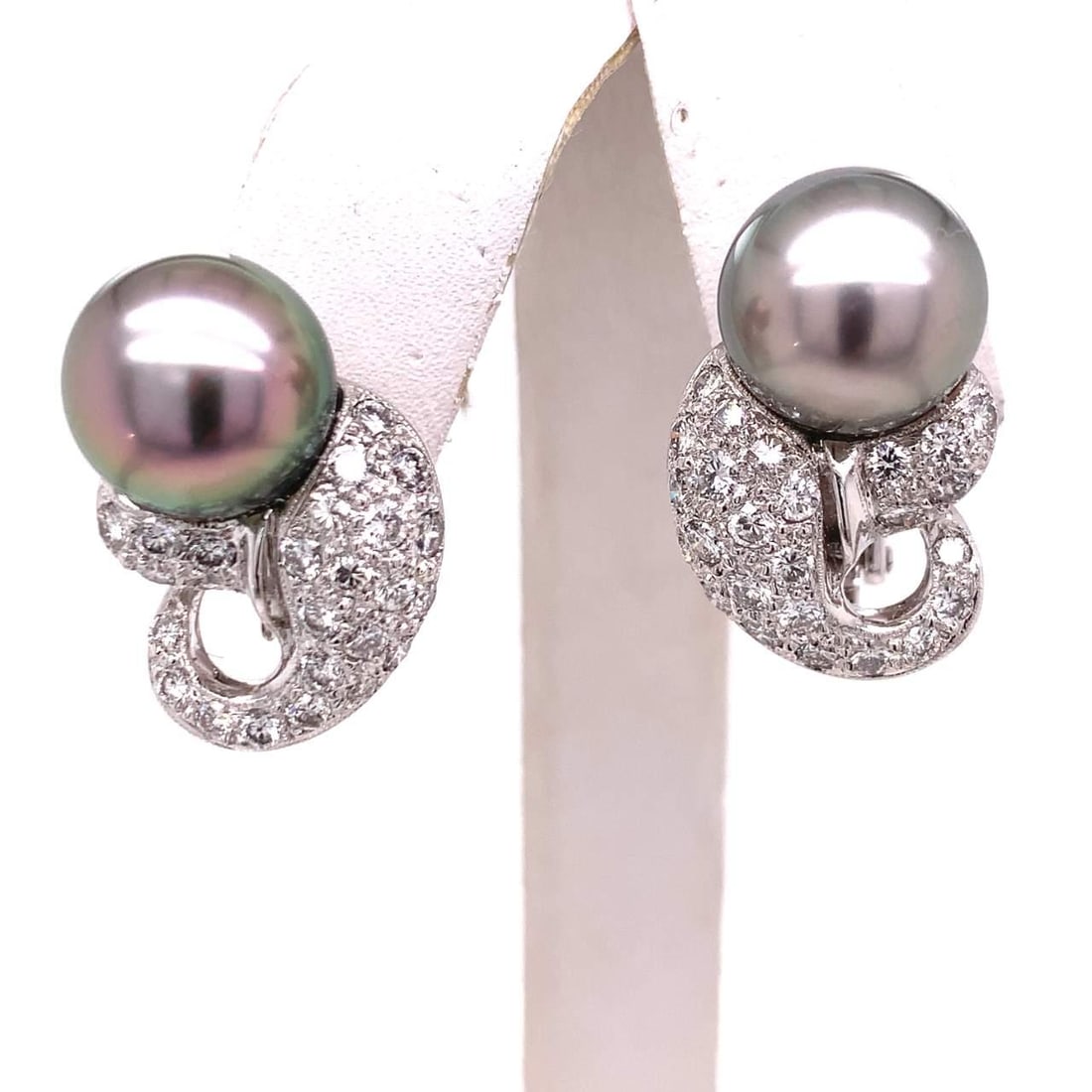 18K White Gold Tahitian Pearl Diamond Earrings 2.75 Ct: 18K White Gold Tahitian Pearl Diamond Earrings 2.75 Ct Elevate your elegance with these exquisite 18K White Gold Tahitian Pearl and Diamond Earrings. Each earring features a stunning Tahitian Black Pe