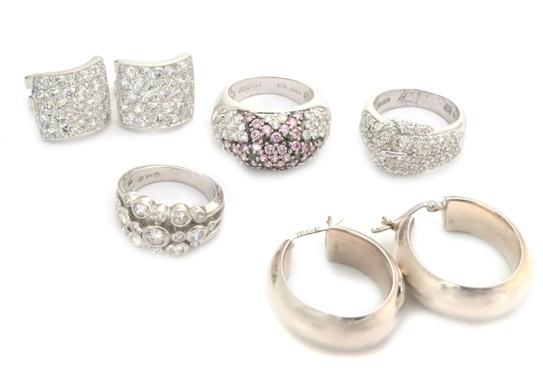 Vintage 5 Piece Sterling Silver Jewelry Set with Cubic Zirconia: Vintage 5 Piece Sterling Silver Jewelry Set with Cubic Zirconia This stunning lot includes 5 pieces crafted from sterling silver, perfect for enhancing any jewelry collection. The set features 2 pairs