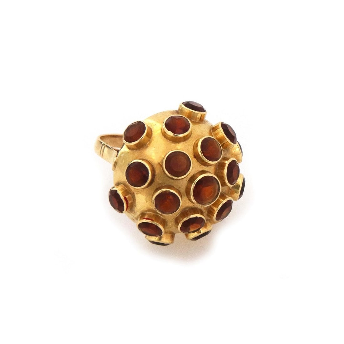 Vintage 18k Yellow Gold Sputnik Dome Ring with Garnet Size 7: Vintage 18k Yellow Gold Sputnik Dome Ring with Garnet Size 7 Presenting a stunning vintage Sputnik dome ring that exudes elegance and craftsmanship. This exquisite piece is made from 18k yellow gold, 