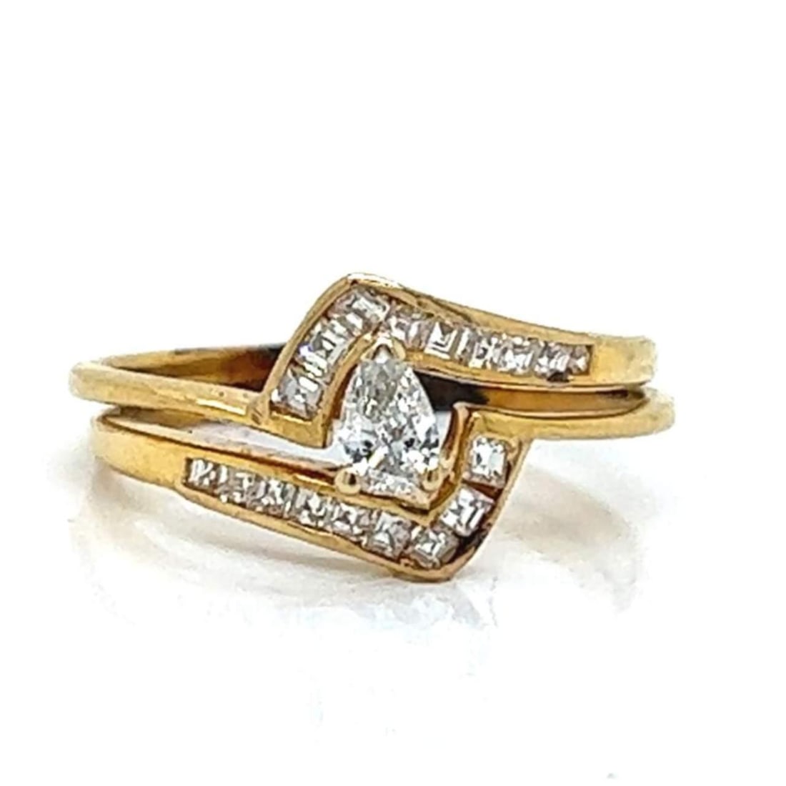 MAYORS 18k Yellow Gold Diamond Ring 1.20 Ct Pear-Shaped Gem: MAYORS 18k Yellow Gold Diamond Ring 1.20 Ct Pear-Shaped Gem This exquisite 18k yellow gold diamond ring features a stunning pear-shaped diamond weighing approximately 0.30 ct, exhibiting H color and V