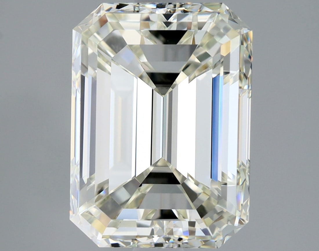 Loose Diamond - EMERALD 2.5ct J VVS2: Loose Diamond - EMERALD 2.5ct J VVS2 Source: Natural Mined Diamond Shape: EMERALD Carats: 2.5 Color: J Clarity: VVS2 Certification: GIA Condition: Pre-Owned PLEASE NOTE: Framed, Large, or heavy items 