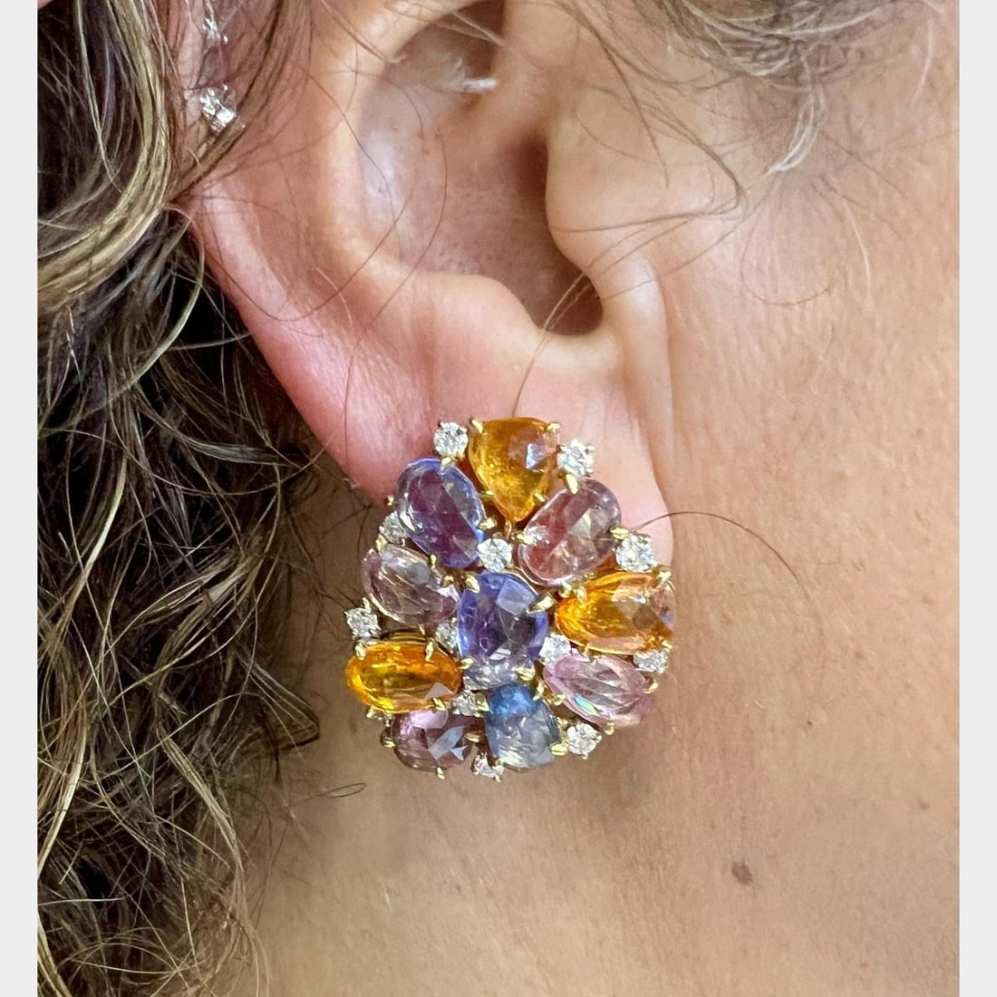 18K Yellow Gold Sapphire 30.00 Ct Diamond Earrings: 18K Yellow Gold Sapphire 30.00 Ct Diamond Earrings These stunning 18K Yellow Gold Earrings feature an exquisite arrangement of 20 Sapphires and 26 Diamonds. The sapphires weigh approximately 30.00 Ct,