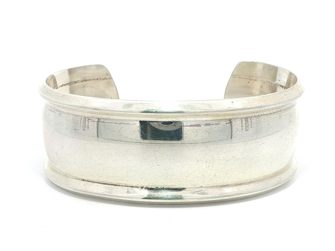 Estate Sterling Silver .925 Polished Wide Cuff Bangle Bracelet: Estate Sterling Silver .925 Polished Wide Cuff Bangle Bracelet This estate cuff bangle bracelet is crafted from high-quality .925 sterling silver, showcasing a polished finish with a distinctive groov