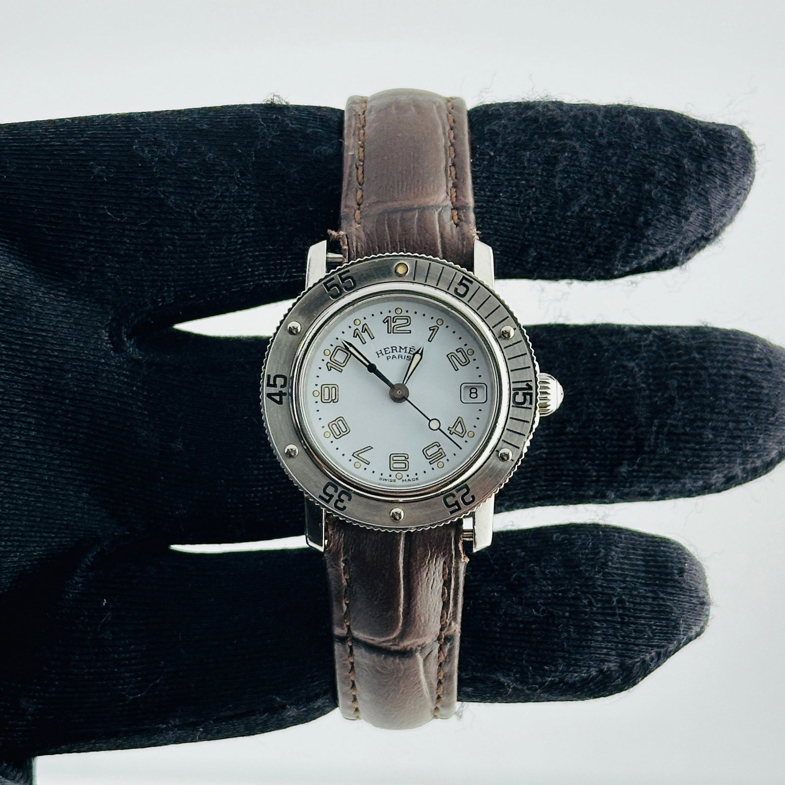 Clipper Diver Ladies Watch White Dial Aftermarket Leather Strap Ref CL5.210: Clipper Diver Ladies Watch White Dial Aftermarket Leather Strap Ref CL5.210 This Hermes Clipper Diver watch features a white Arabic dial and a rotating bezel. It is designed for ladies and comes fitte