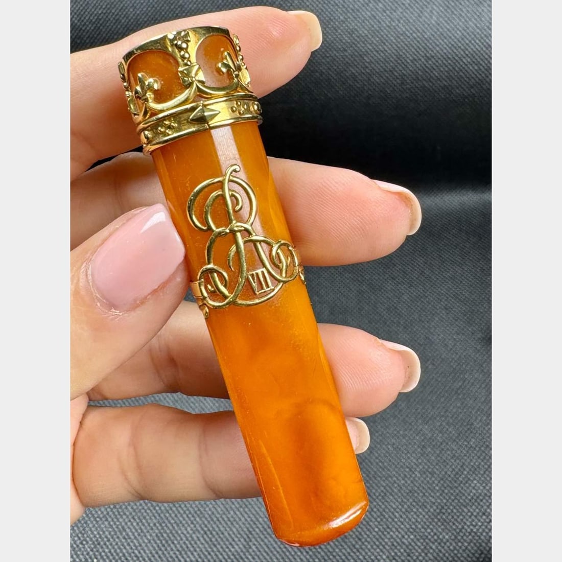 Antique 18K Yellow Gold Amber Cigar Holder with Box 3 Inches: Antique 18K Yellow Gold Amber Cigar Holder with Box 3 Inches This exquisite antique cigar holder is crafted from 18K yellow gold and features a stunning amber detail. Weighing 15.2 grams and measuring