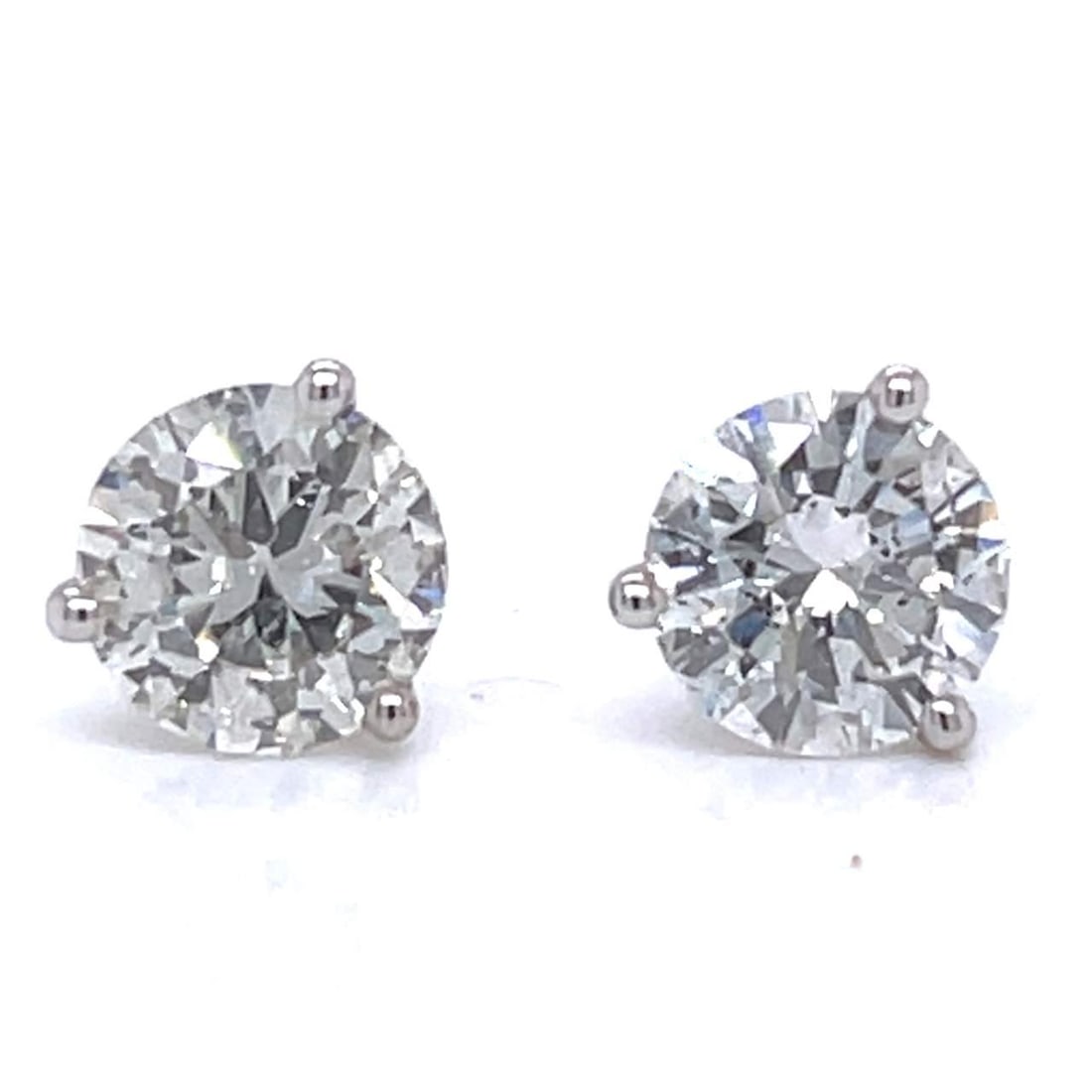 Elegant 14K White Gold 2.77 Ct Diamond Stud Earrings: Elegant 14K White Gold 2.77 Ct Diamond Stud Earrings These stunning 14K white gold diamond stud earrings are a timeless addition to any jewelry collection. Featuring two exquisite diamonds weighing a 