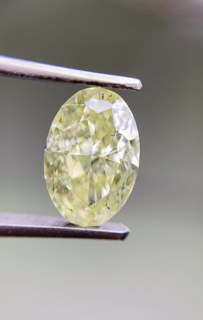 Loose Diamond - OVAL 1.5ct Fancy Light Yellow SI1: Loose Diamond - OVAL 1.5ct Fancy Light Yellow SI1 Source: Natural Shape: OVAL Carats: 1.5 Color: Fancy Light Yellow Certification: GIA Video: