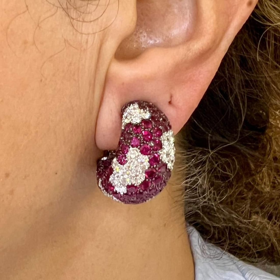 Elegant 18K White Gold Ruby Diamond Huggie Earrings 2.97 Ct: Elegant 18K White Gold Ruby Diamond Huggie Earrings 2.97 Ct These stunning 18K White Gold Huggie Earrings feature an exquisite combination of vibrant rubies and sparkling diamonds. Weighing 23.9 grams