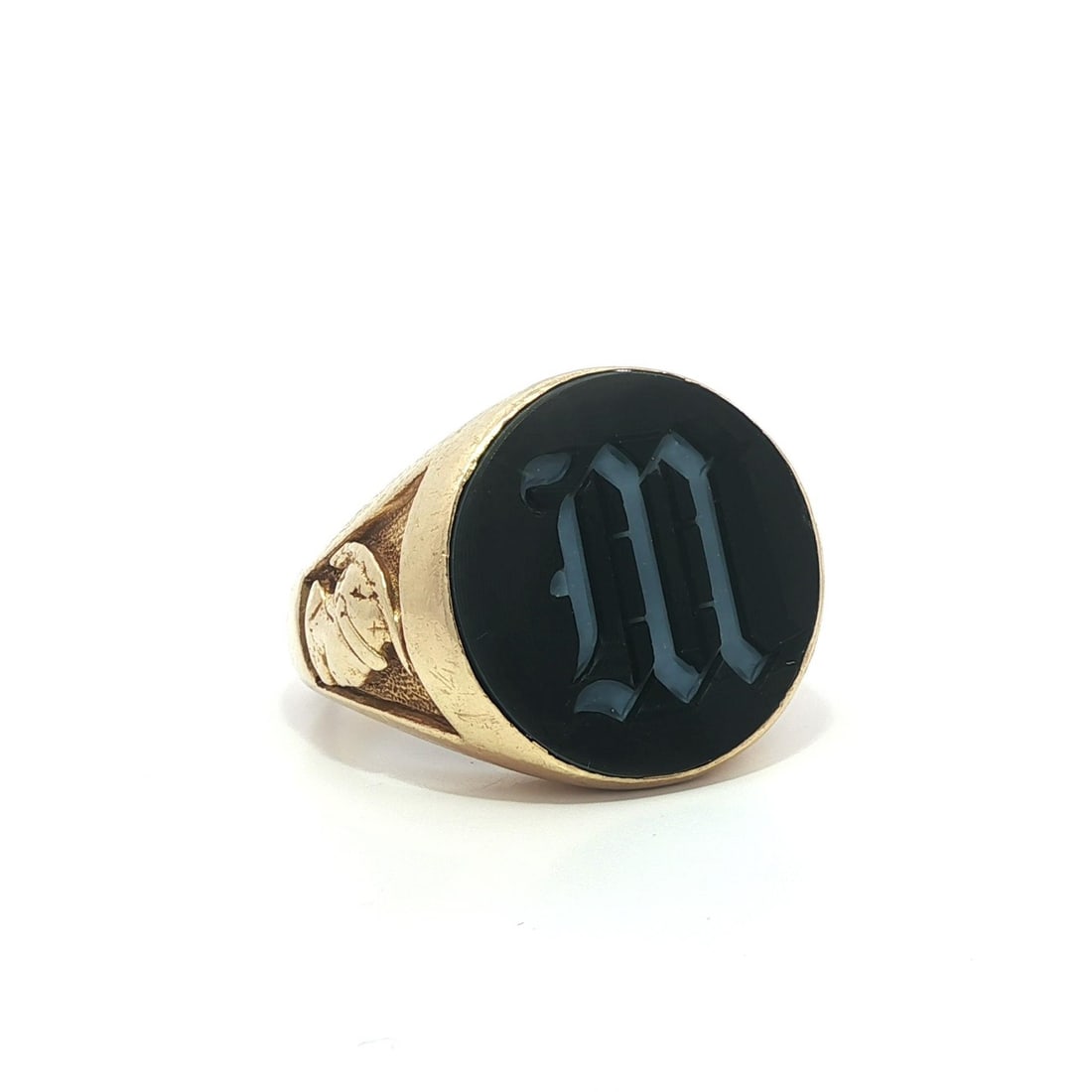 Antique Men's Signet Ring Yellow Gold Initial M Hardstone: Antique Men's Signet Ring Yellow Gold Initial M Hardstone This exquisite Antique Men's Signet Ring showcases a striking layered black and white hardstone featuring an 'M' initial. Crafted from solid 1