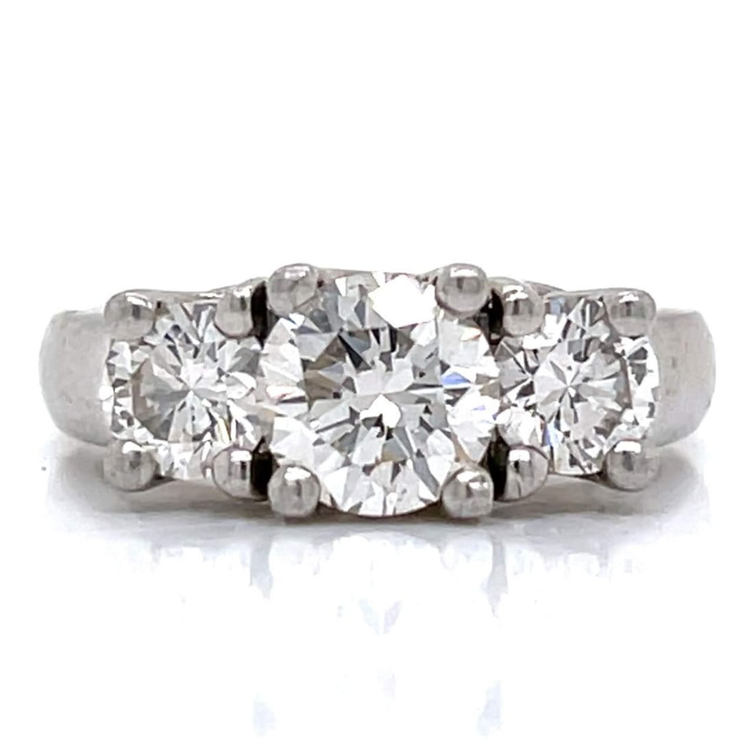 Platinum Diamond Ring 2.09 Ct I-J VVS-VS 3 Stones: Platinum Diamond Ring 2.09 Ct I-J VVS-VS 3 Stones This exquisite platinum diamond ring features a total diamond weight of 2.09 Ct, comprised of three stunning diamonds. The diamonds exhibit an I-J col