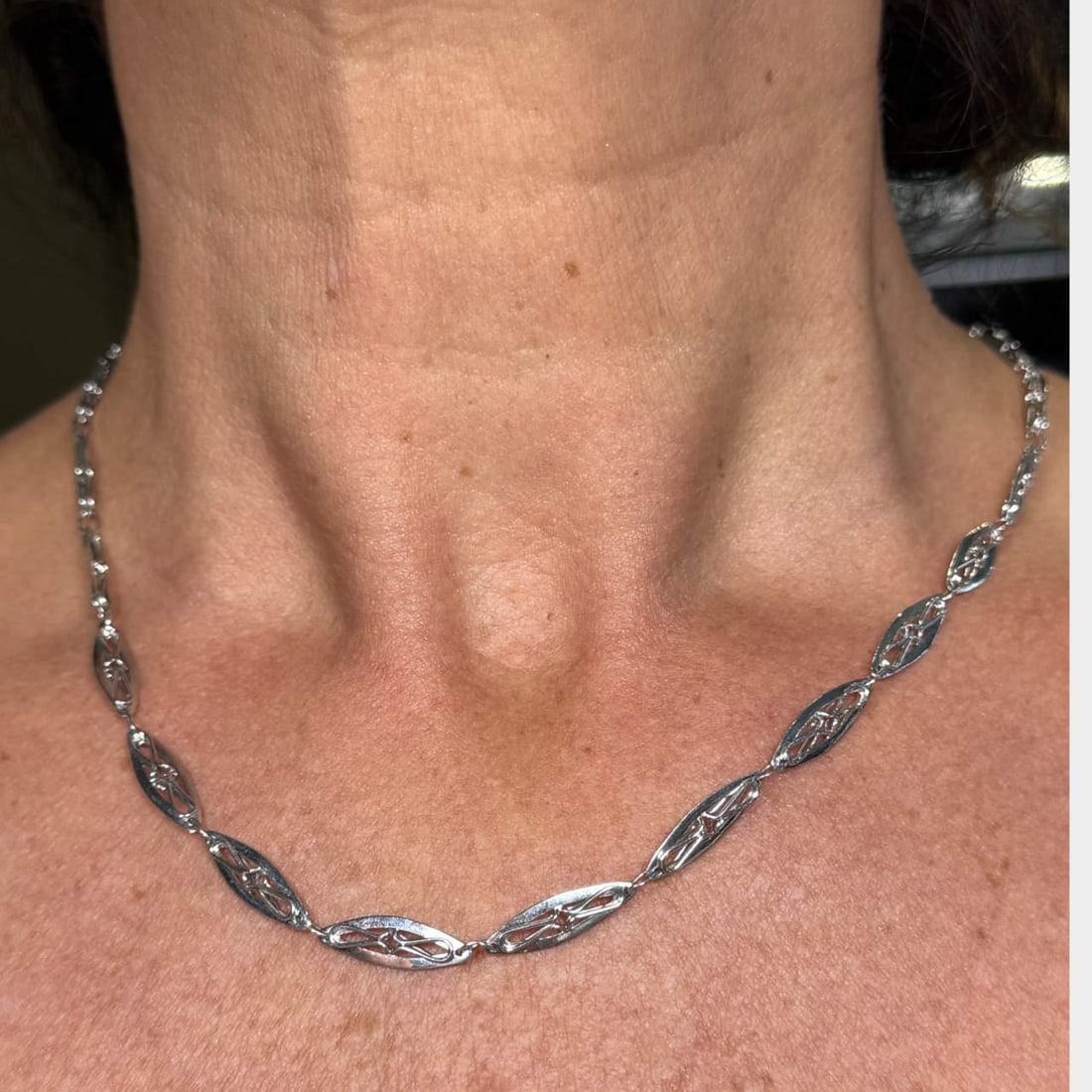 Elegant Antique Platinum Necklace 18 Inches 22.6 Grams: Elegant Antique Platinum Necklace 18 Inches 22.6 Grams This exquisite antique platinum necklace showcases a classic design, perfect for adding elegance to any outfit. Weighing 22.6 grams and measuring
