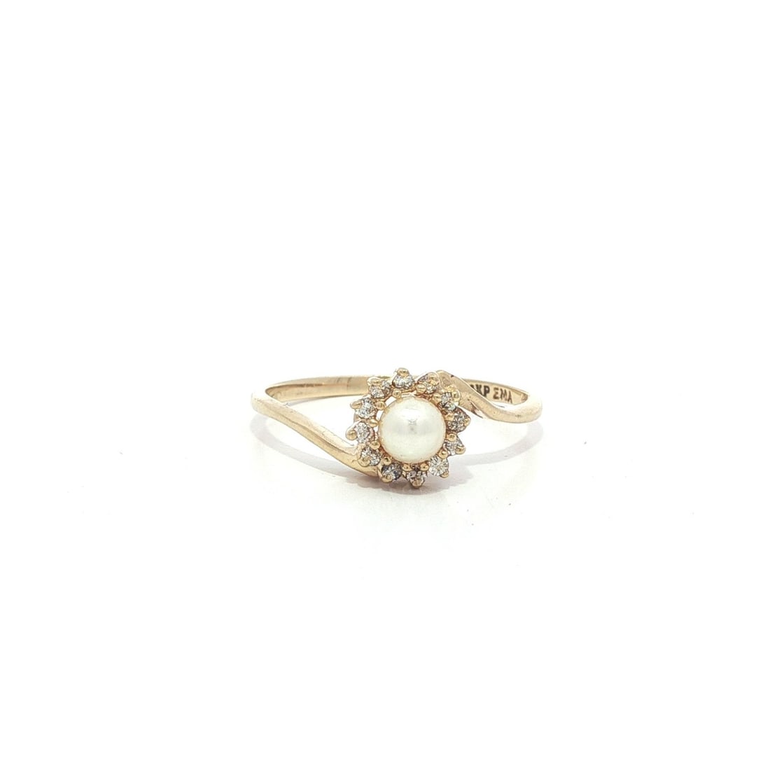 14k Yellow Gold Pearl and Diamond Halo Flower Ring: 14k Yellow Gold Pearl and Diamond Halo Flower Ring This exquisite petite ring showcases a stunning genuine cultured pearl, elegantly surrounded by a diamond halo, creating a beautiful floral design. C