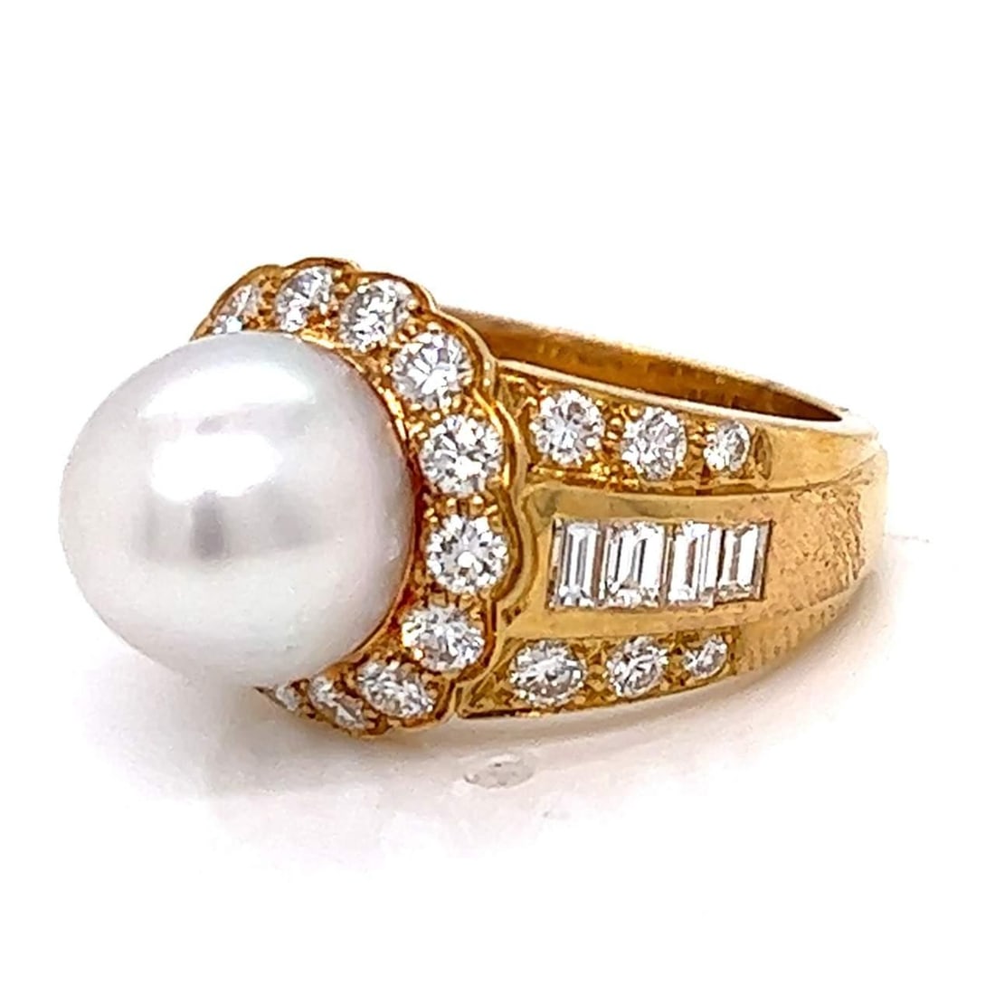 18K Yellow Gold South Sea Pearl Diamond Ring 2.00 Ct: 18K Yellow Gold South Sea Pearl Diamond Ring 2.00 Ct This exquisite 18K Yellow Gold ring features a stunning 11.2mm South Sea Pearl, complemented by 34 sparkling diamonds. The diamonds weigh approxima
