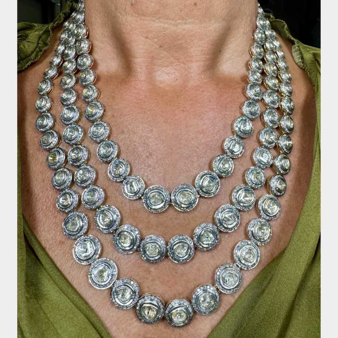 Elegant 70 Ct Rose Cut Diamond Necklace in 14K Gold and Silver: Elegant 70 Ct Rose Cut Diamond Necklace in 14K Gold and Silver This elegant necklace features approximately 70.00 carats of stunning rose-cut diamonds, expertly set in a combination of 14K gold and si