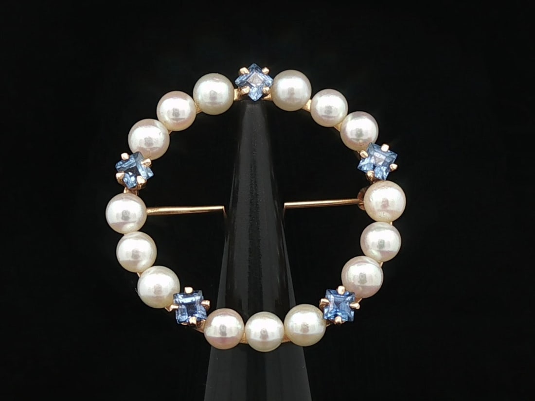 Vintage 14k Yellow Gold Pearl Sapphire Wreath Brooch Pin: Vintage 14k Yellow Gold Pearl Sapphire Wreath Brooch Pin This exquisite Vintage 14k Yellow Gold Pearl & Sapphire Open Round Circle Wreath Pin Brooch features a stunning design, showcasing five natural