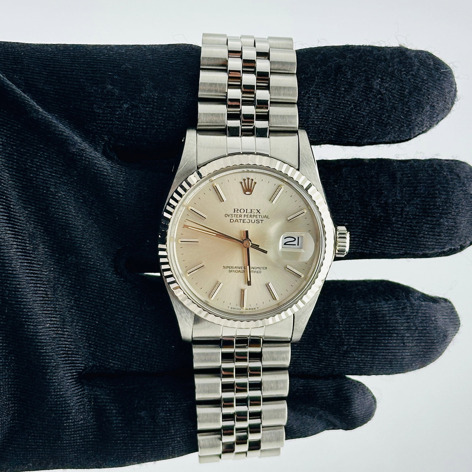 Datejust 16014 Mens Watch with Silver Dial and Jubilee Bracelet: Datejust 16014 Mens Watch with Silver Dial and Jubilee Bracelet This Rolex Datejust features a silver dial, fluted bezel, and D-Link Jubilee bracelet. The watch is identified by reference number 16014