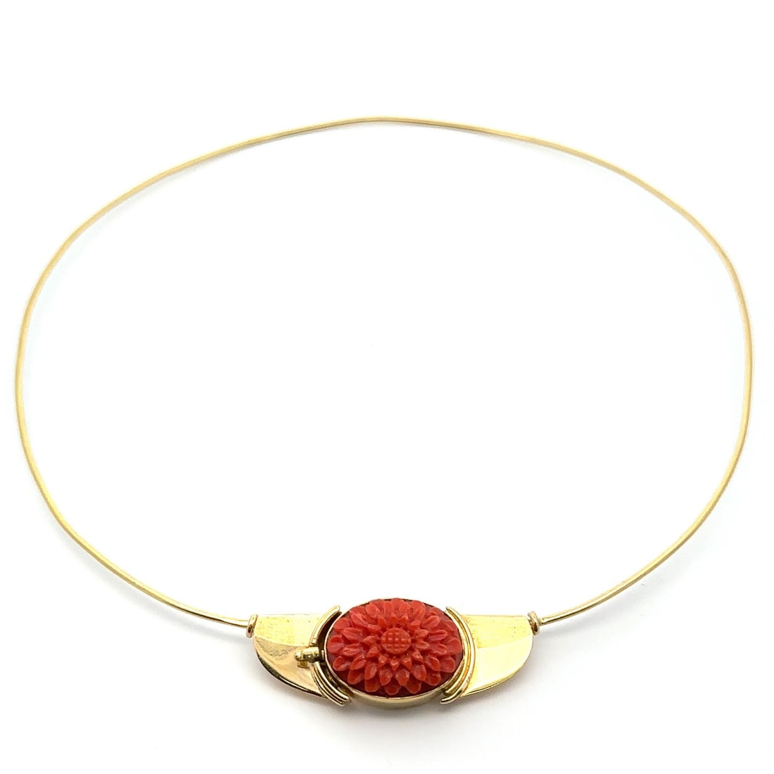 18k Yellow Gold Floral Coral Pendant on 16 Inch Wire Necklace: 18k Yellow Gold Floral Coral Pendant on 16 Inch Wire Necklace This vintage women's necklace features a high-quality, natural red coral pendant intricately carved in a flower motif. The oval-shaped cor
