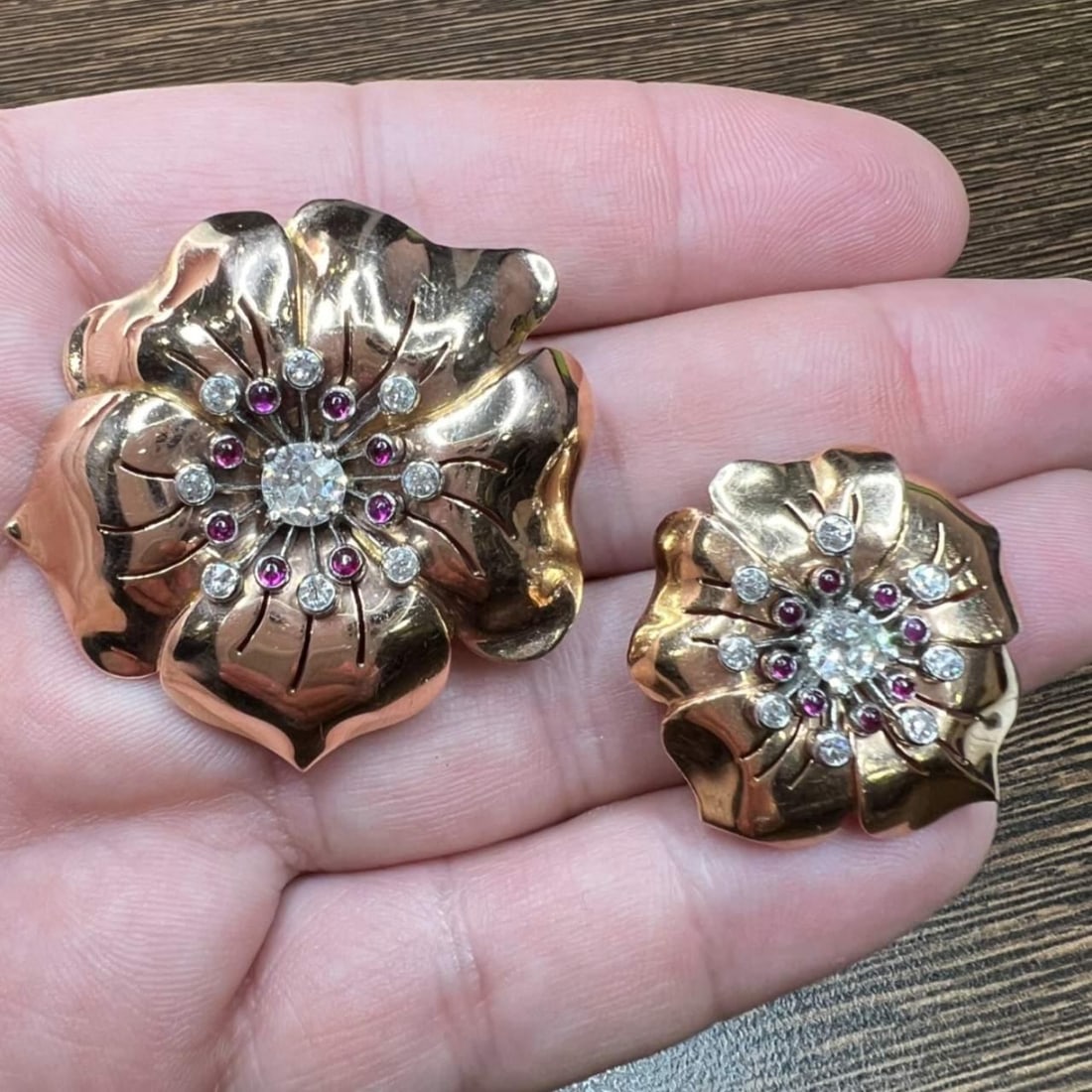 Retro 14K Gold Platinum Diamond Ruby Brooch Set 2.85 Ct: Retro 14K Gold Platinum Diamond Ruby Brooch Set 2.85 Ct This exquisite Retro brooch set features a stunning combination of 14K gold and platinum, showcasing a total diamond weight of approximately 2.8