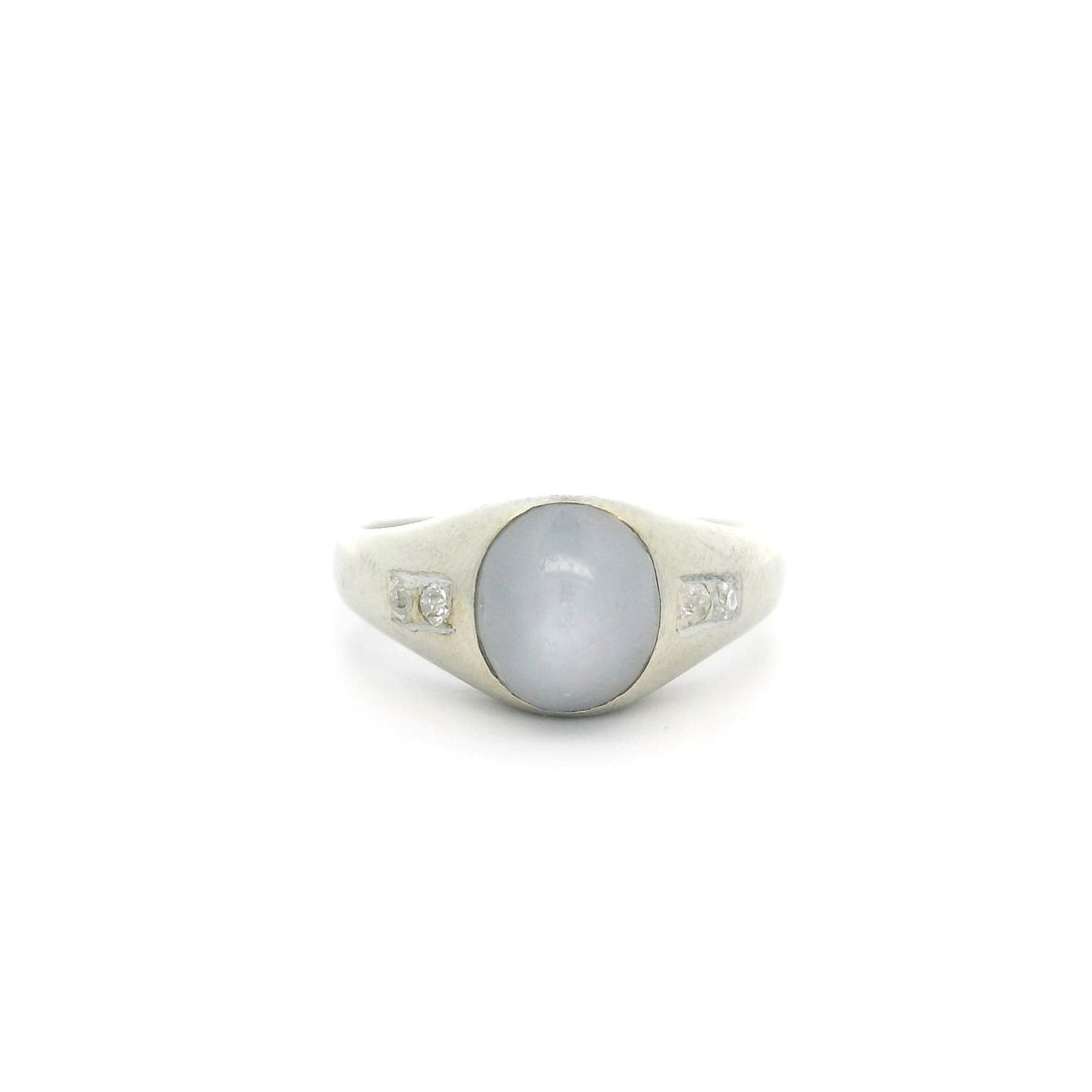 Vintage 18K White Gold Blue Star Sapphire Diamond Band Ring: Vintage 18K White Gold Blue Star Sapphire Diamond Band Ring This exquisite vintage band ring features a stunning natural blue star sapphire, elegantly set in solid 18k white gold. The star sapphire is