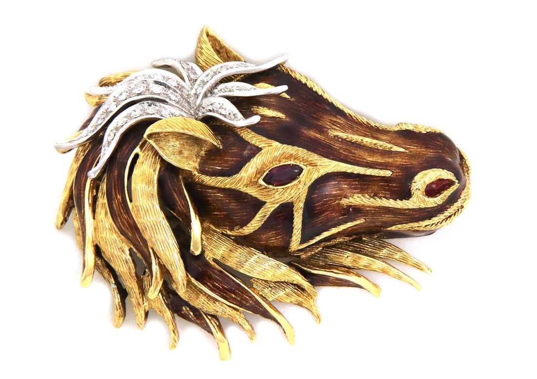 Exquisite 3D Horse Head Brooch in 18k Gold with Ruby and Diamonds: Exquisite 3D Horse Head Brooch in 18k Gold with Ruby and Diamonds This stunning equestrian brooch showcases a beautifully crafted 3D horse head, featuring a flowing mane designed with a mix of yellow 