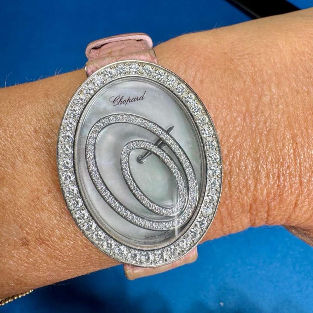Happy Spirit Quartz Watch in 18K White Gold with Diamonds by Chopard: Happy Spirit Quartz Watch in 18K White Gold with Diamonds by Chopard This Chopard Happy Spirit watch features an 18K white gold case and weighs 59.5 grams. The watch is set with original diamonds and 