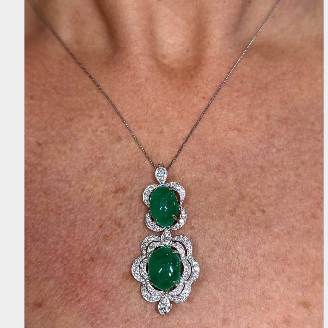 18K White Gold Emerald Diamond Pendant Platinum Chain 14.00 Ct 2.00 Ct: 18K White Gold Emerald Diamond Pendant Platinum Chain 14.00 Ct 2.00 Ct This exquisite pendant features a stunning combination of 18K white gold, two vibrant emeralds, and sparkling diamonds, complemen