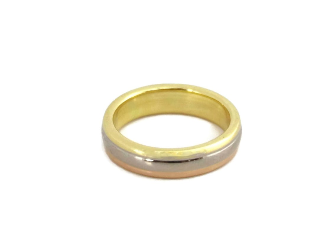 Cartier 18k Tri-Color Gold Stack Band Ring Signed Size 48: Cartier 18k Tri-Color Gold Stack Band Ring Signed Size 48 This exquisite band ring from Cartier features a stunning tri-color design, elegantly crafted from 18k yellow, rose, and white gold. The ring 