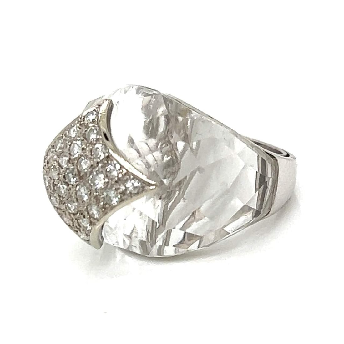 18K White Gold Diamond Ring with 25 Stones G-H VVS-VS: 18K White Gold Diamond Ring with 25 Stones G-H VVS-VS This exquisite 18K White Gold ring features a stunning arrangement of 25 diamonds, totaling approximately 0.70 carats. The diamonds exhibit G-H co