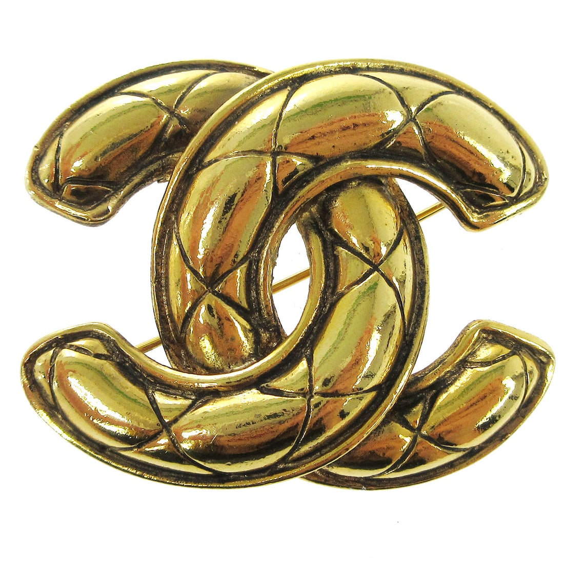 Chanel Gold-tone Quilted CC Brooch Pin Logo 1142: Chanel Gold-tone Quilted CC Brooch Pin Logo 1142 This exquisite Chanel Quilted CC Brooch Pin features a classic logo design in a stunning gold-tone finish. The brooch is perfect for adding a touch of 
