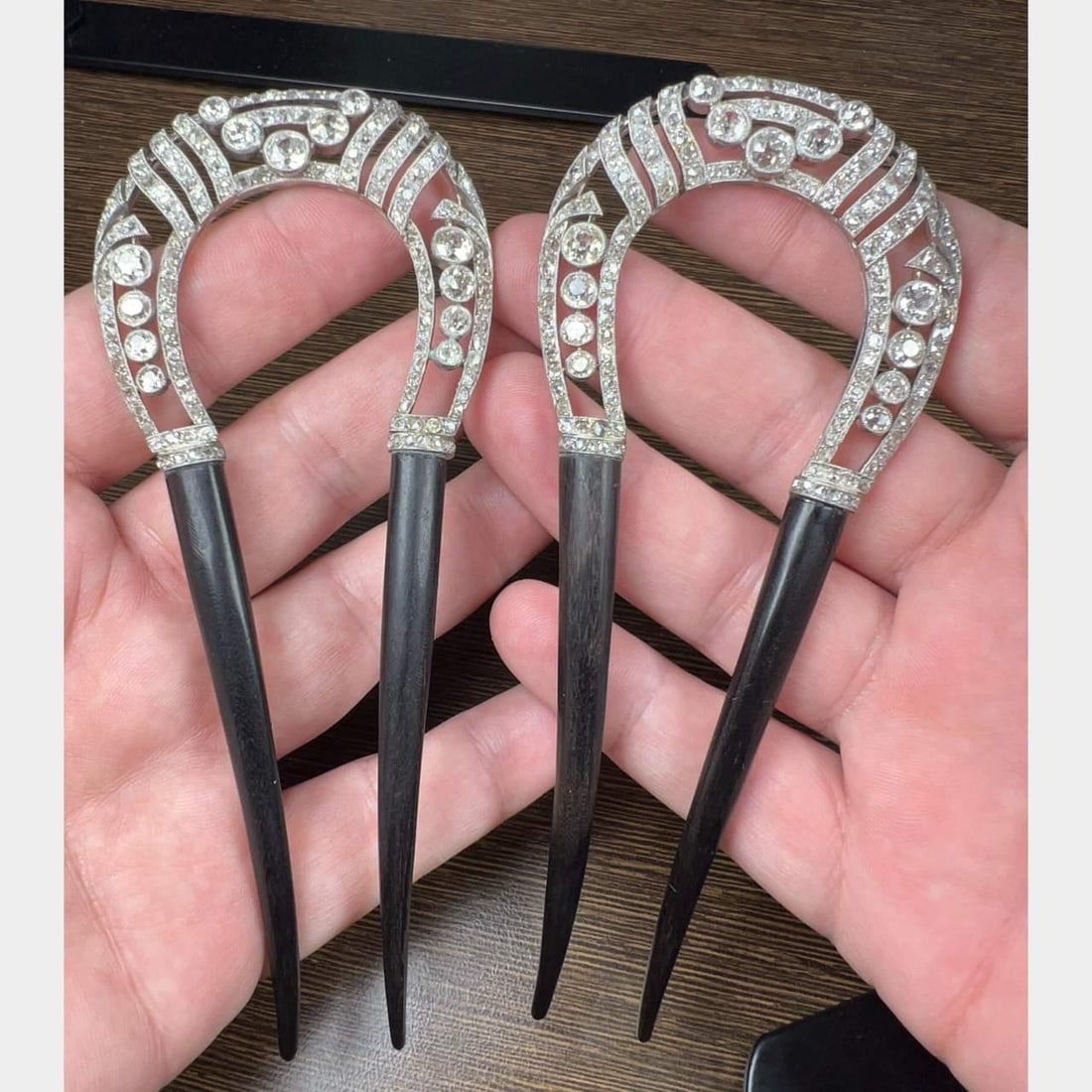 Art Deco Platinum Hair Combs with 270 Diamonds 23.00 Ct F-H VS1-SI1: Art Deco Platinum Hair Combs with 270 Diamonds 23.00 Ct F-H VS1-SI1 This exquisite pair of Art Deco hair combs is crafted from platinum and adorned with a stunning total of 270 Old Mine Diamonds, boas