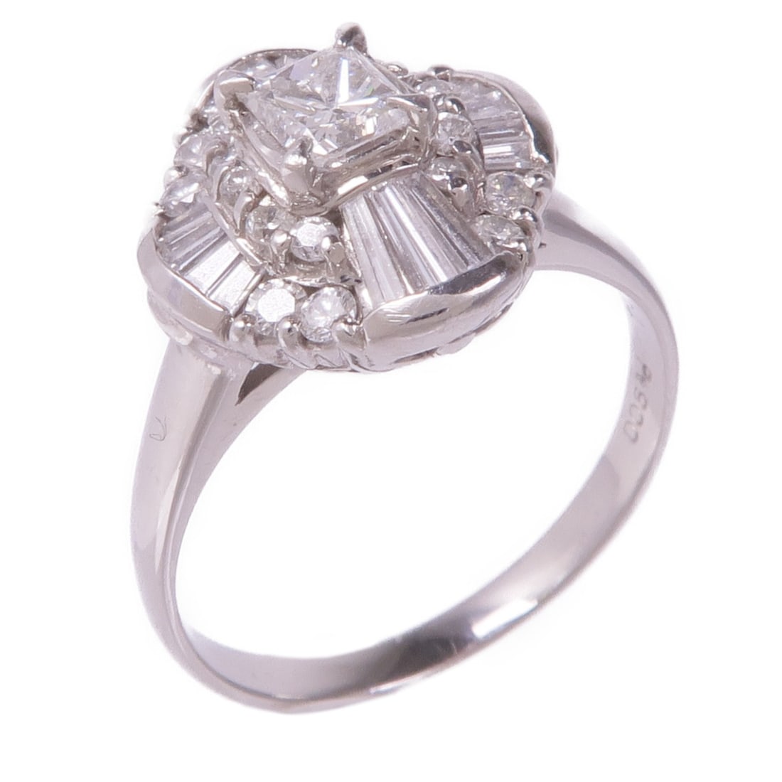 JEWELRY Diamond Ring in PT900 Platinum Size 6.25: JEWELRY Diamond Ring in PT900 Platinum Size 6.25 This exquisite Diamond Ring is crafted from PT900 Platinum, known for its exceptional durability and luster. The ring features a stunning clear diamond