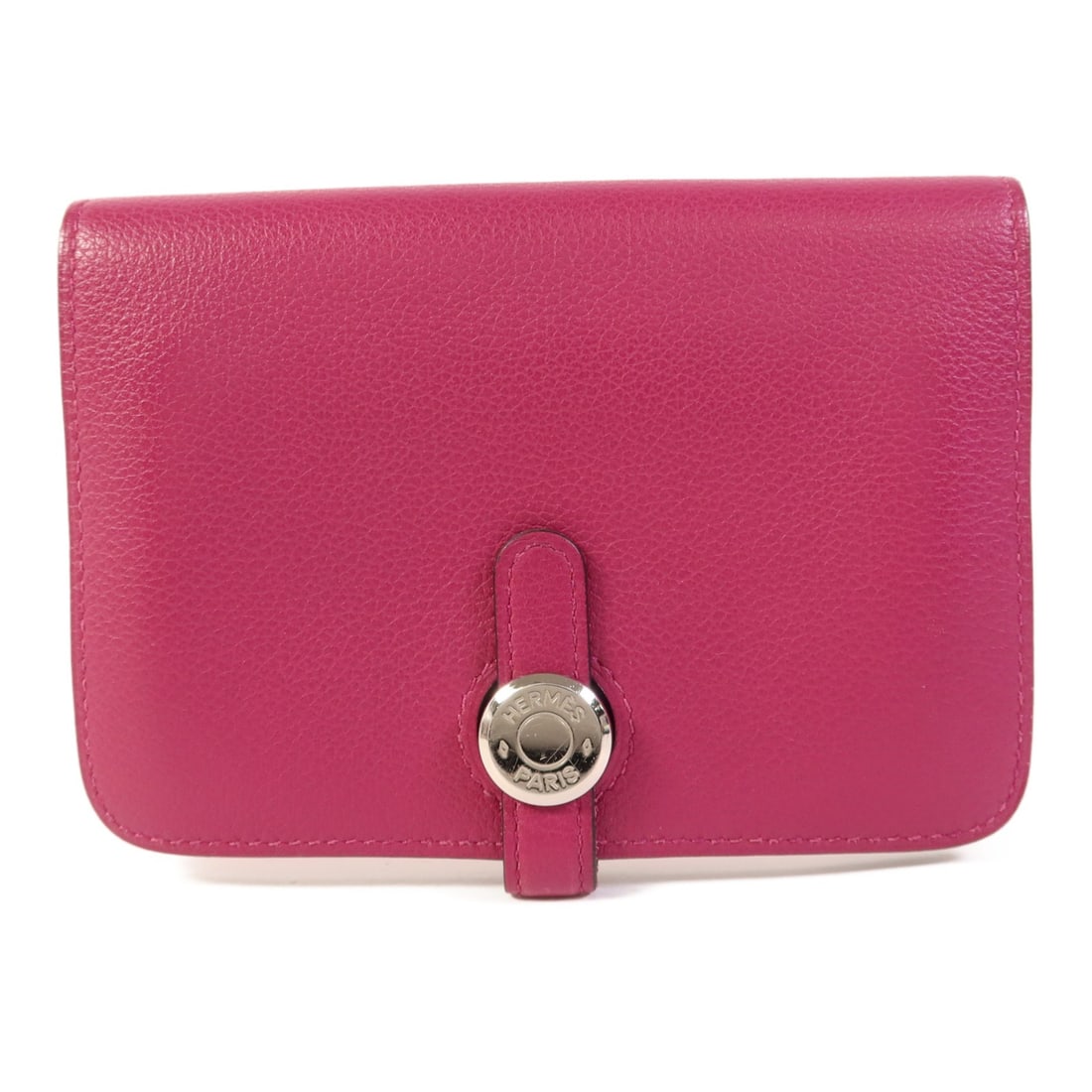 HERMES Dogon Compact Bifold Wallet Evercolor Leather Rose Pourpre: HERMES Dogon Compact Bifold Wallet Evercolor Leather Rose Pourpre This exquisite HERMES Dogon Compact Bifold Wallet is crafted from premium Evercolor leather, featuring a beautiful Rose Pourpre shade.