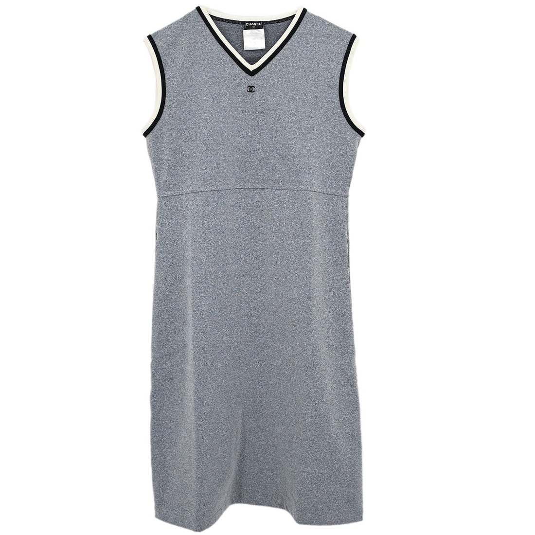 Chanel Gray Knee-Length V-Neck Sleeveless A-Line Dress Size 40: Chanel Gray Knee-Length V-Neck Sleeveless A-Line Dress Size 40 This Chanel sleeveless dress features a V-neckline and an A-line silhouette, designed for casual wear. Made from a blend of 81% nylon and