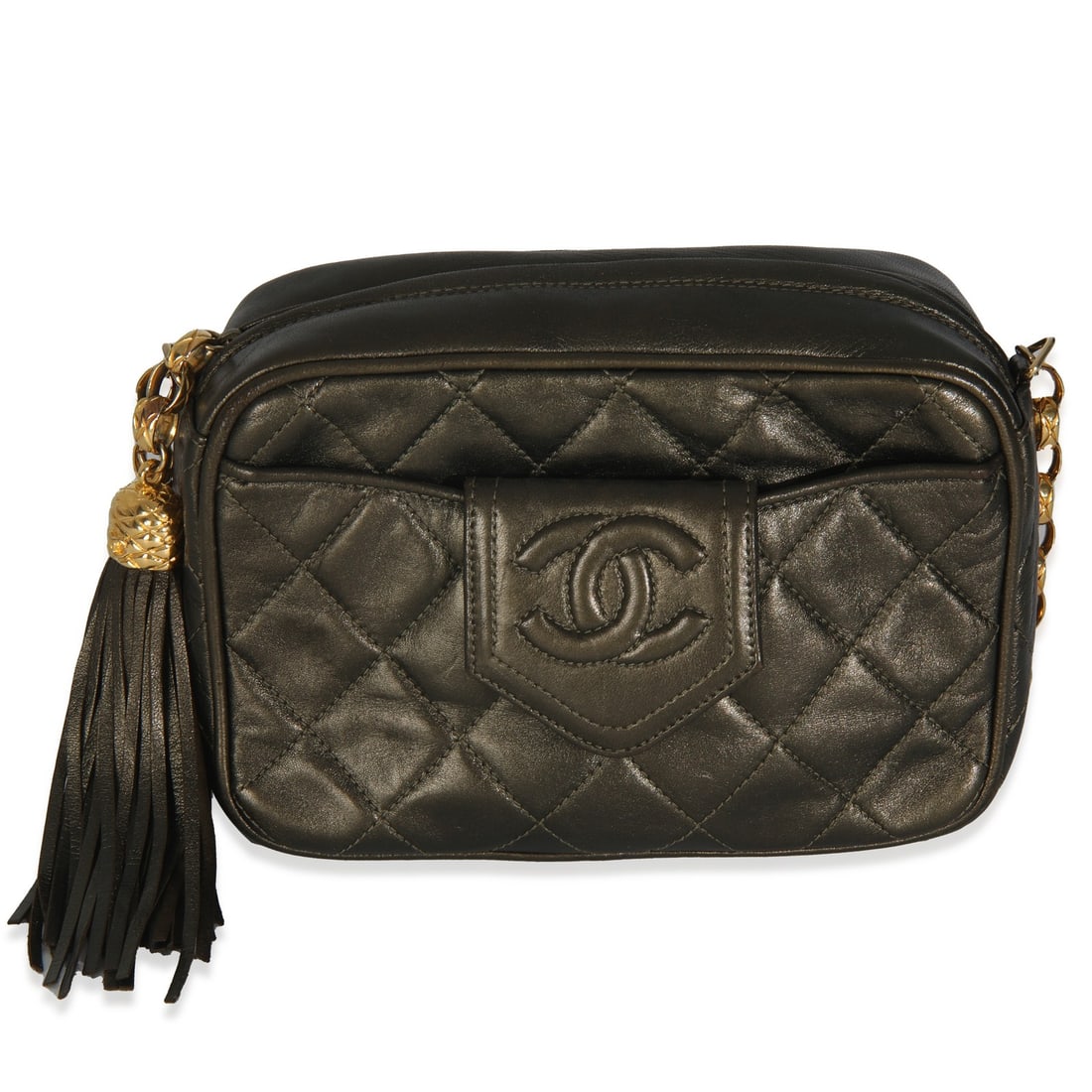 Chanel Vintage Green Quilted Lambskin Tassel Camera Bag with Gold-Tone Hardware: Chanel Vintage Green Quilted Lambskin Tassel Camera Bag with Gold-Tone Hardware This exquisite Chanel Vintage Metallic Green Quilted Lambskin Tassel Camera Bag is a stylish accessory that seamlessly c
