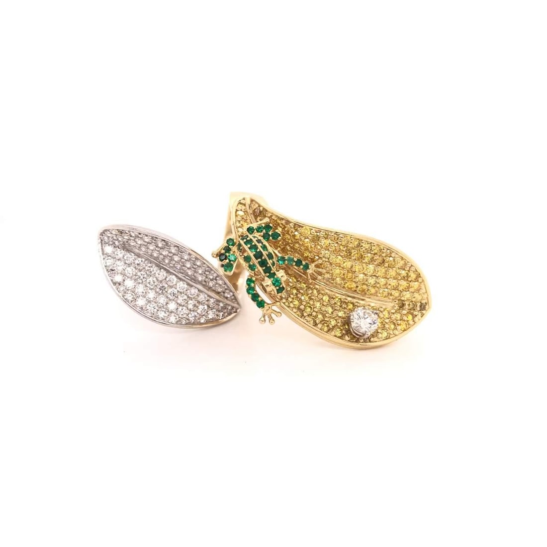 10.75 Ct Diamond Ring 18K Gold with Fancy Yellow Diamonds and Emeralds: 10.75 Ct Diamond Ring 18K Gold with Fancy Yellow Diamonds and Emeralds Stunning 10.75 Ct Diamond Ring featuring a captivating center round diamond weighing 0.50 Ct. The ring is adorned with a total of