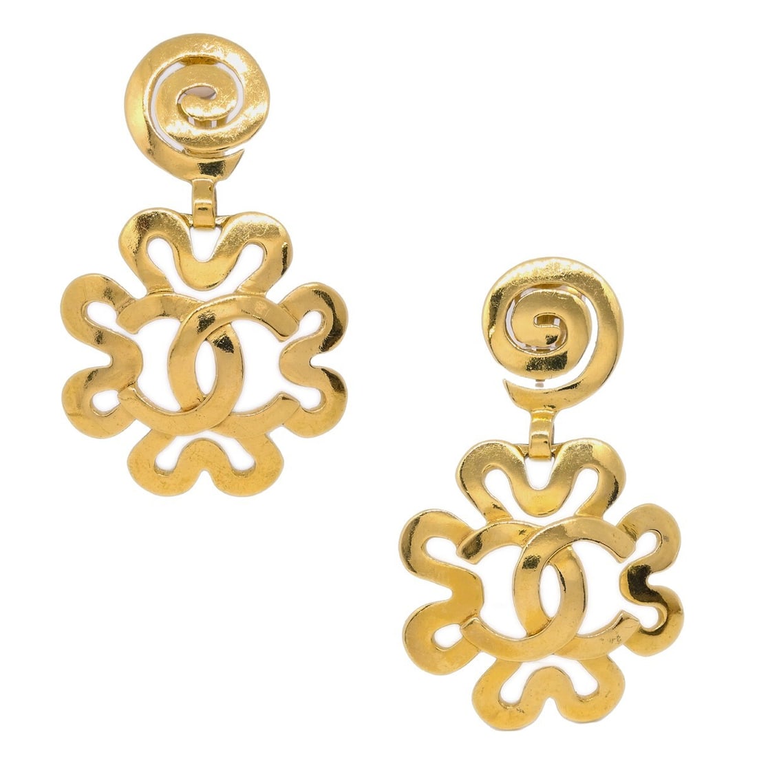 Chanel 95P Gold Flower Clip-On Dangle Earrings: Chanel 95P Gold Flower Clip-On Dangle Earrings Elevate your accessory collection with these stunning Chanel Flower Dangle Earrings. Featuring a beautiful flower shape, these earrings are designed with