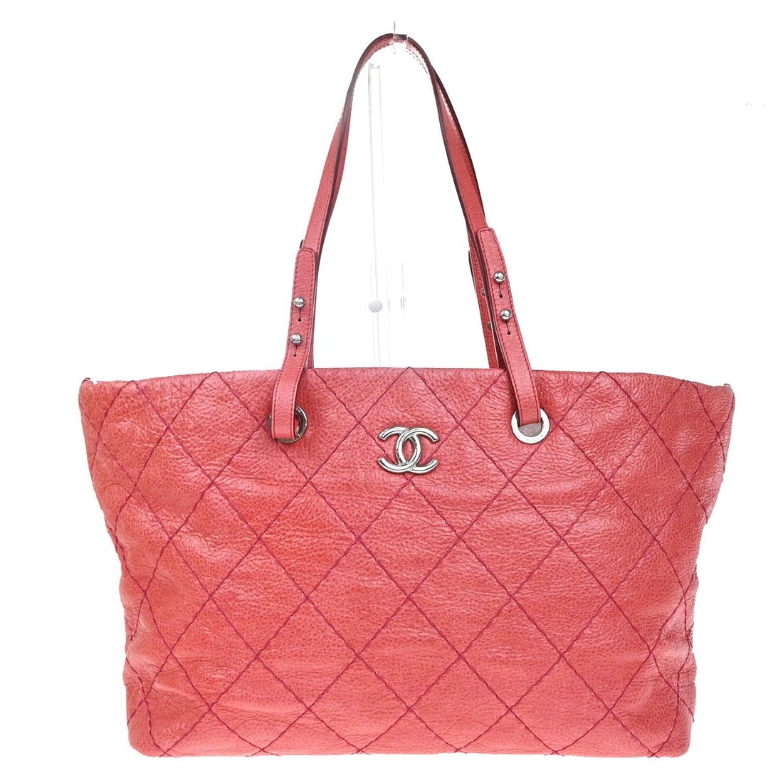 Chanel Quilted Leather Pink On The Road Tote Bag 35cm by 26cm by 13cm: Chanel Quilted Leather Pink On The Road Tote Bag 35cm by 26cm by 13cm This Chanel On The Road Tote is crafted from quilted pink leather, designed for women. It features a spacious interior and is made