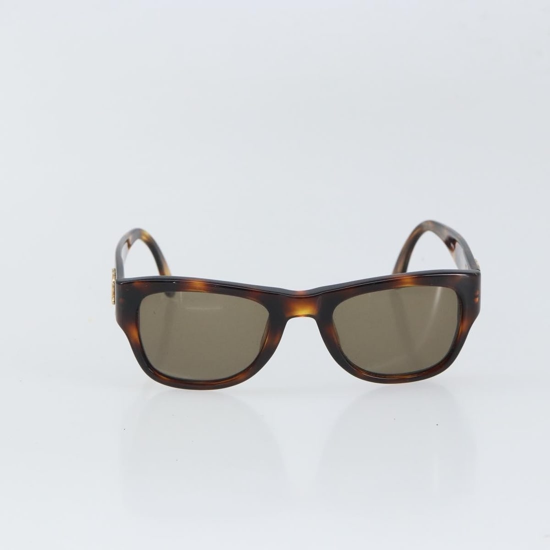 Chanel Brown Plastic Logo CC Women's Sunglasses: Chanel Brown Plastic Logo CC Women's Sunglasses Chanel Logo CC sunglasses crafted from brown plastic, designed for women. These sunglasses feature the signature Chanel logo and are made in Italy. The 