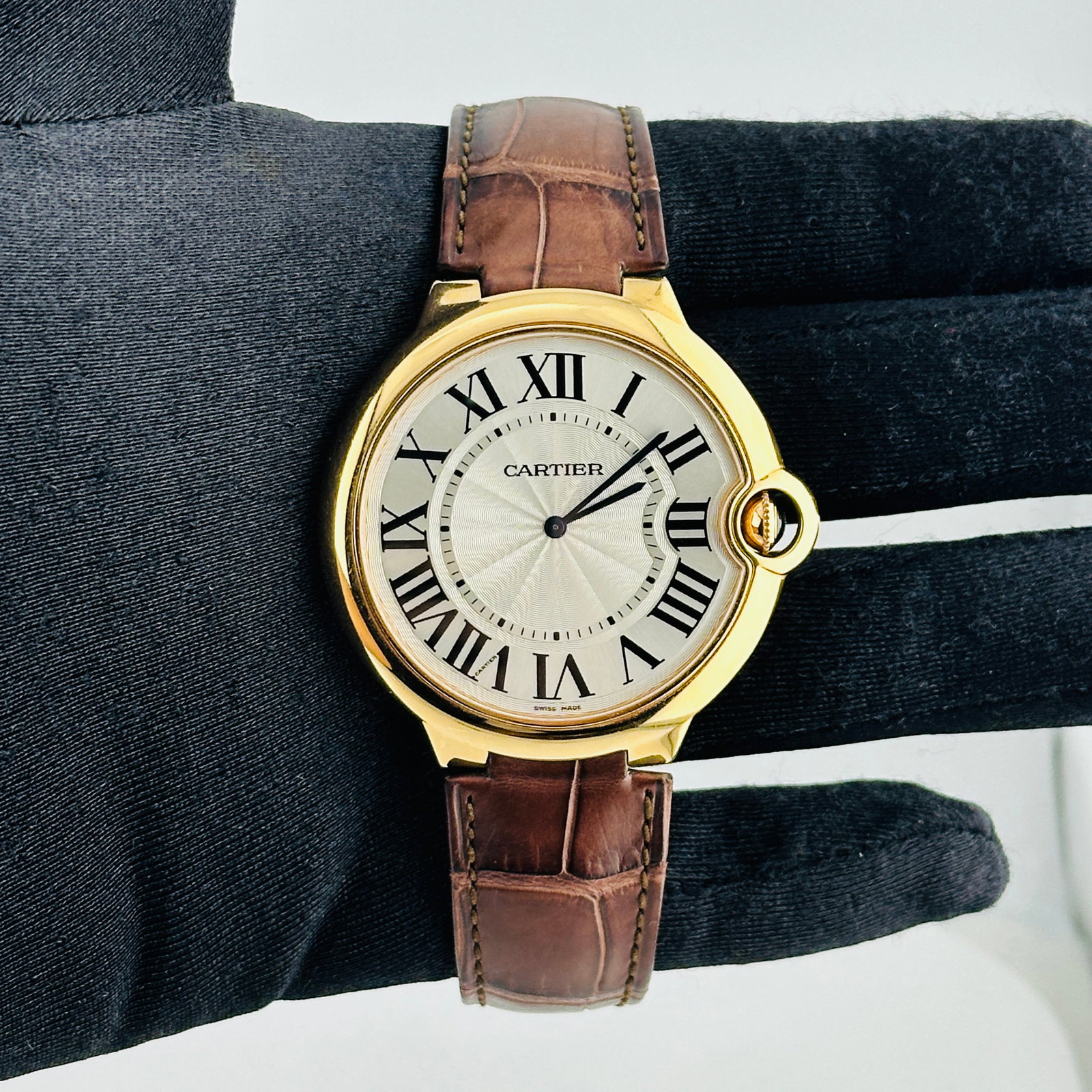 Ballon Bleu Ref 3376 Men's Watch Silver Dial Leather Papers: Ballon Bleu Ref 3376 Men's Watch Silver Dial Leather Papers Cartier Ballon Bleu watch featuring a silver dial, smooth bezel, and leather bracelet. This men's timepiece is from the Ballon Bleu series, 
