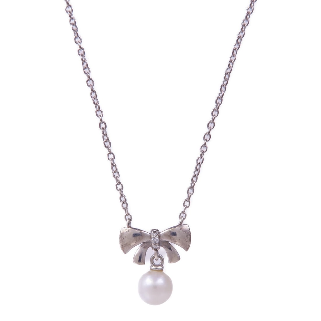 JEWELRY Pearl Diamond Necklace in 925 Sterling Silver: JEWELRY Pearl Diamond Necklace in 925 Sterling Silver This exquisite necklace features a stunning pearl set in high-quality 925 sterling silver, offering a timeless elegance suitable for any occasion.