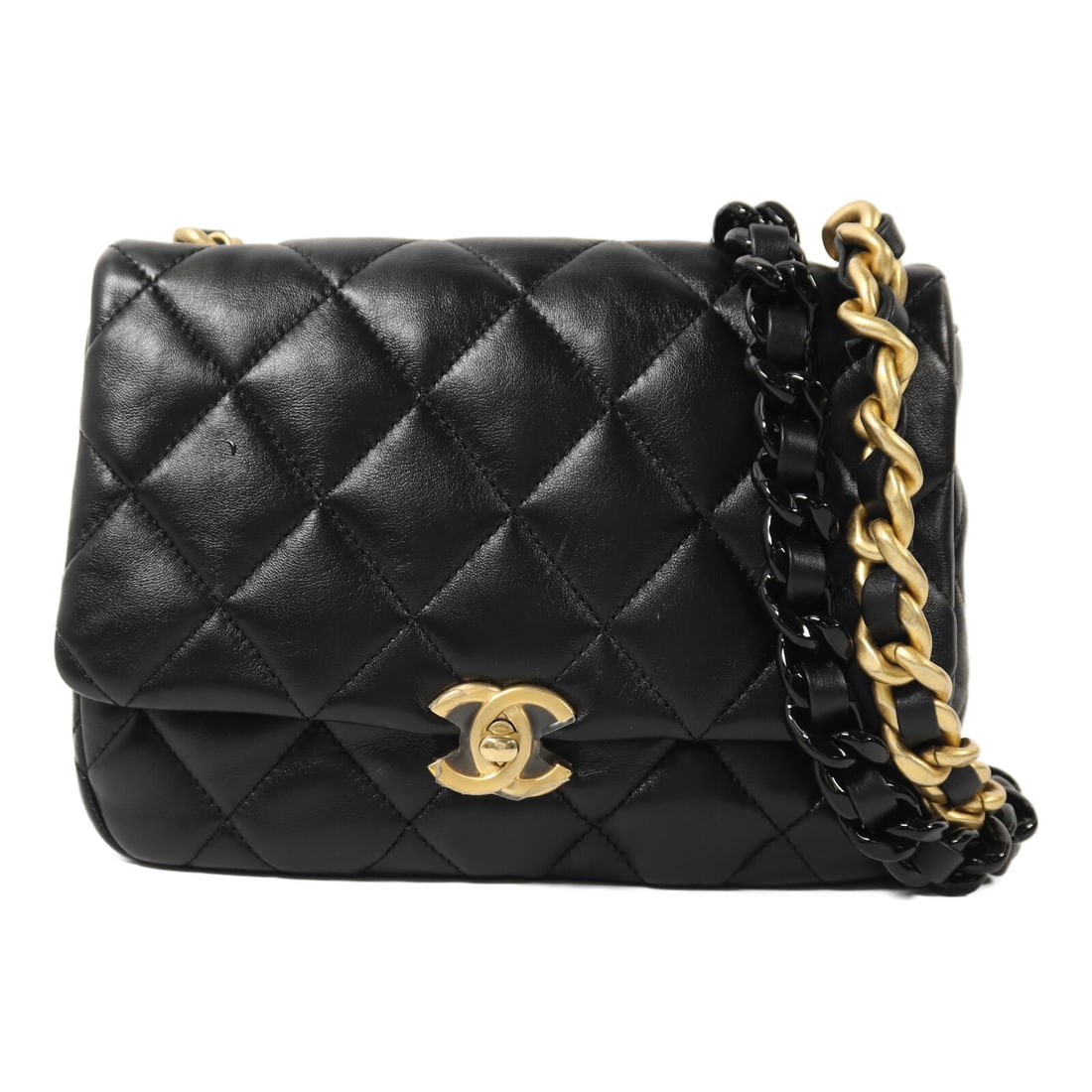 Chanel Black Lambskin CC Chain AS3206 Shoulder Bag: Chanel Black Lambskin CC Chain AS3206 Shoulder Bag This CHANEL CC Chain Shoulder Bag features luxurious black lambskin leather and a classic chain strap design. Crafted for women, this elegant shoulde